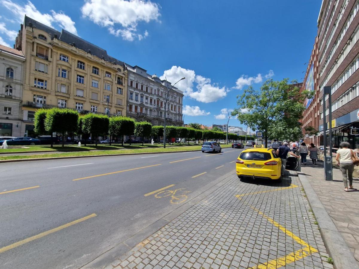 Central Point Budapest Esterno foto